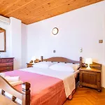 Niko - Three Bedroom With Swimming Pool *