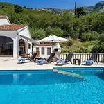 Niko - Three Bedroom With Swimming Pool