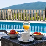 Niko - Three Bedroom With Swimming Pool