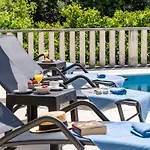 Niko - Three Bedroom With Swimming Pool *