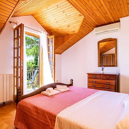 Niko - Three Bedroom With Swimming Pool