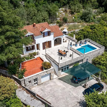 Niko - Three Bedroom With Swimming Pool * 그루다