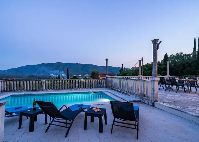 Niko - Three Bedroom With Swimming Pool 그루다