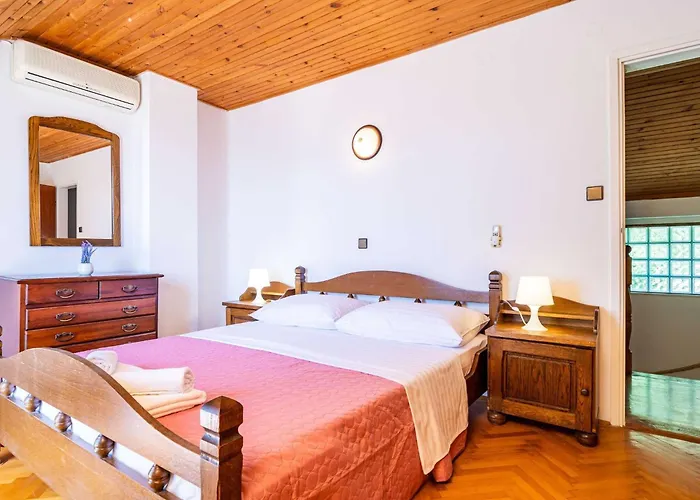 Niko - Three Bedroom With Swimming Pool *