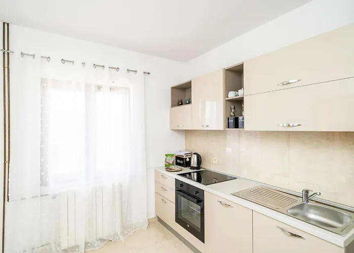 Niko - Three Bedroom With Swimming Pool * 그루다