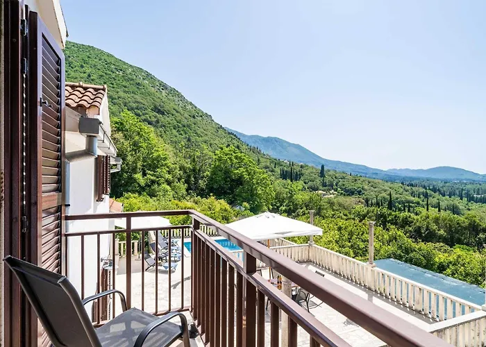 Niko - Three Bedroom With Swimming Pool *