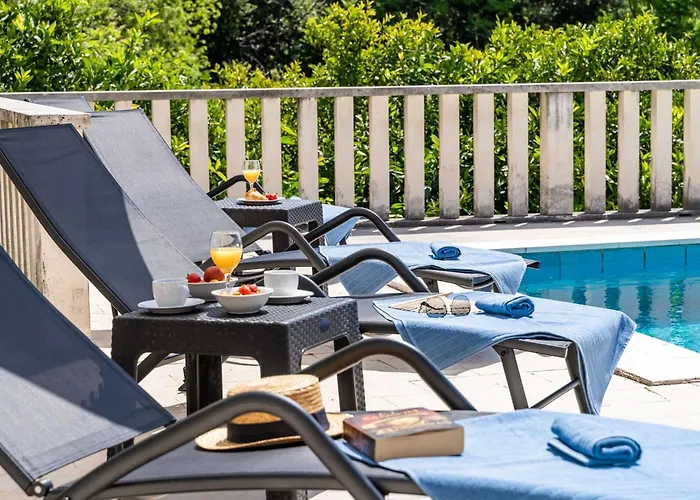 Niko - Three Bedroom With Swimming Pool *