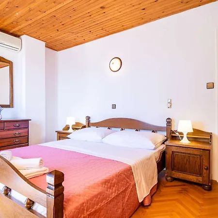 Niko - Three Bedroom With Swimming Pool *