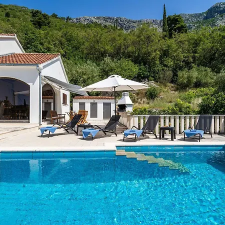 Niko - Three Bedroom With Swimming Pool