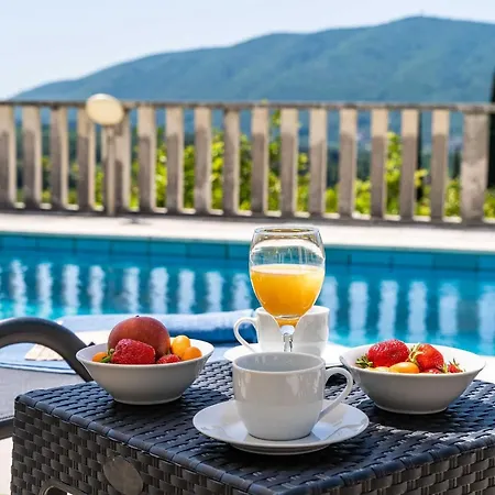 Niko - Three Bedroom With Swimming Pool