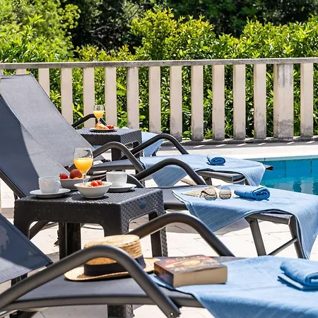 Niko - Three Bedroom With Swimming Pool *