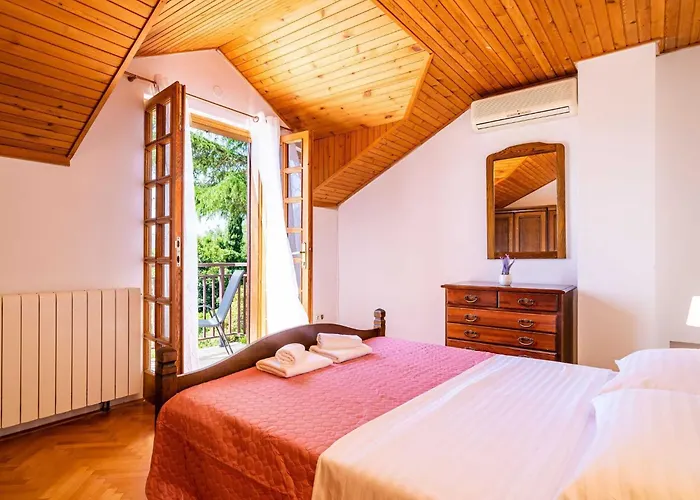 Niko - Three Bedroom With Swimming Pool