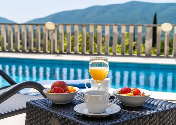 Niko - Three Bedroom With Swimming Pool